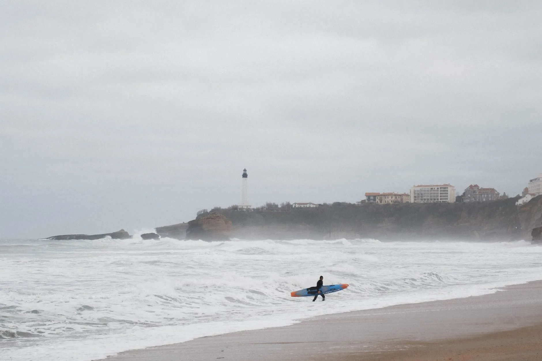 ️ L'été (juin à août) : plages, surf et ambiance festive
