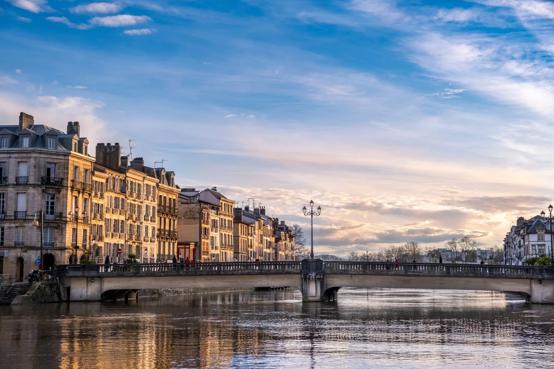 Pont sur la Nive et maisons traditionnelles de Bayonne